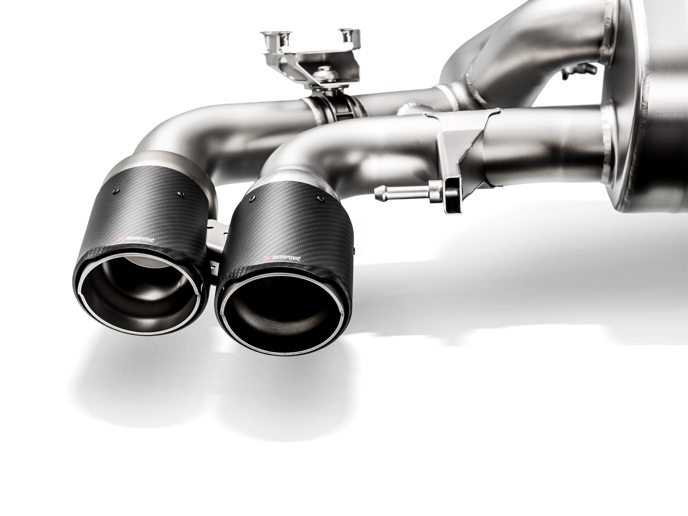 Akrapovic 18+ BMW M5 (F90) Evolution Tail Pipe Set (Carbon) w/ Red/White Akraprovic Logo